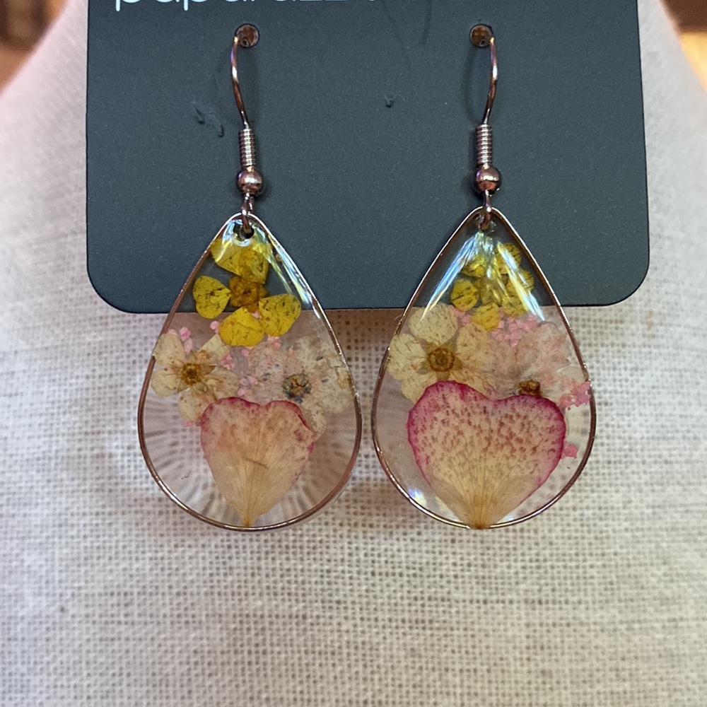 New 🌸 Pressed flower teardrop earrings with silver border